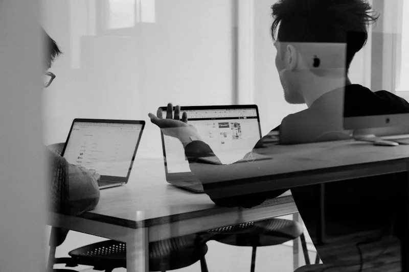 Professionnel satisfait consultant son site internet sur ordinateur